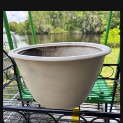 Large white ceramic plant pot no chips Or Crazing