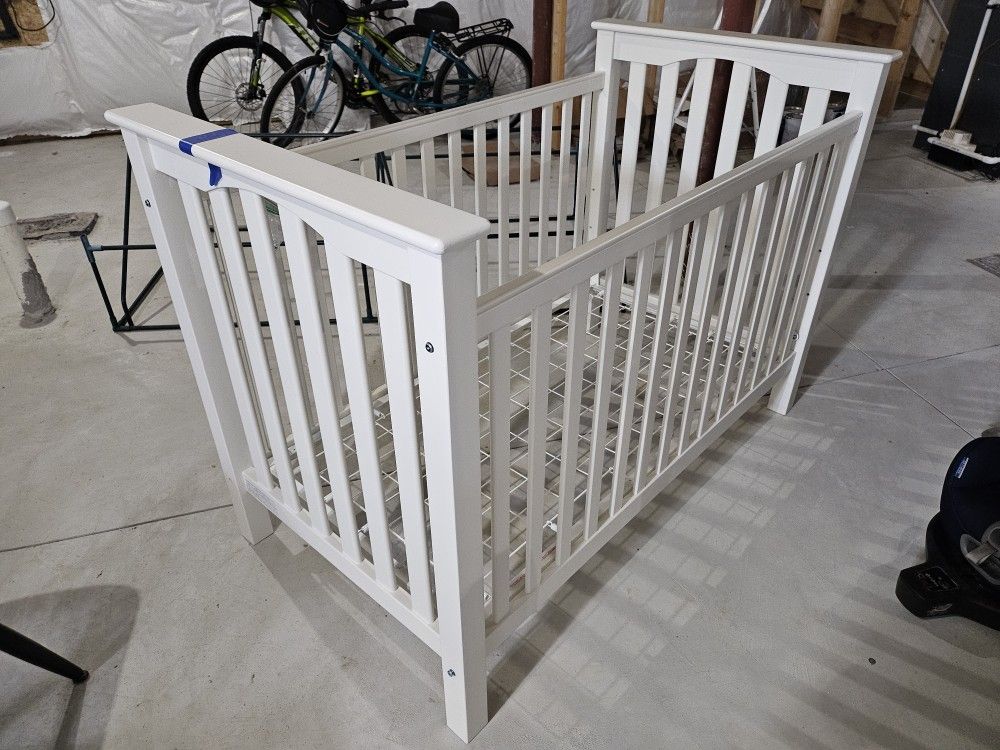 White Pottery Barn Kendall Crib