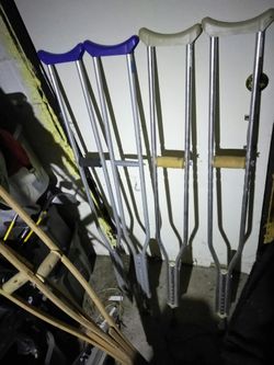 OLD CRUTCHES READ DETAILS