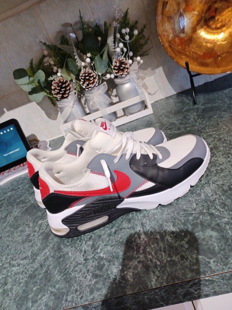 Mens Nike Size 10.5  Like New Used Twice 