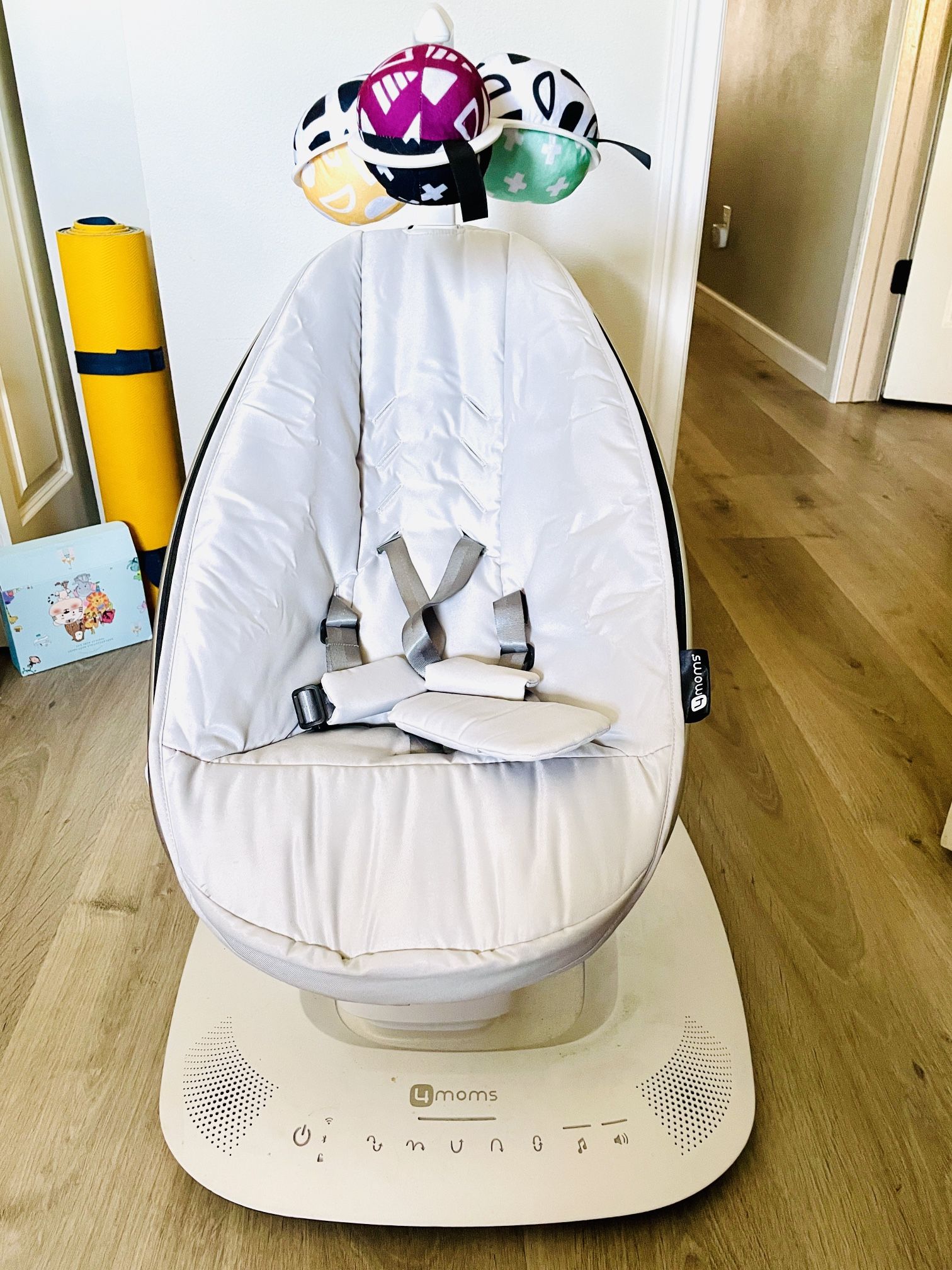 4moms MamaRoo Multi-Motion Baby Swing, Bluetooth Enabled with 5 Unique Motions, Grey