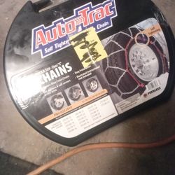 Auto tracking self tighting chain