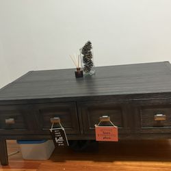 Charcoal colored lift top coffee table with storage | Mesa de centro elevable de color carbón con almacenaje