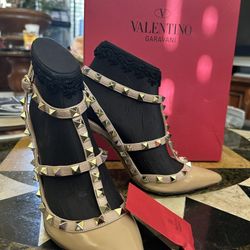 Valentino Garavani Ladies Shoes, Size 8 High Heel10CM. OR BEST OFFERS 