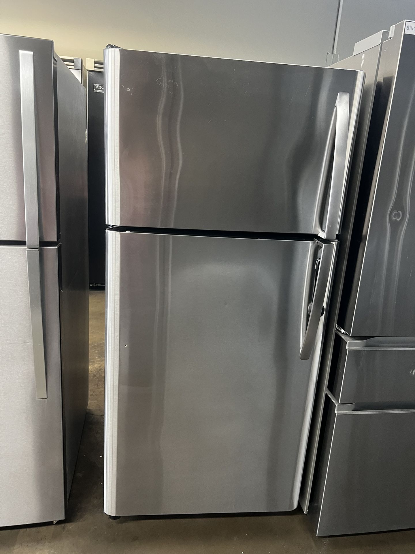 FRIGIDAIRE STAINLESS STEEL TOP FREEZER REFRIGERATOR