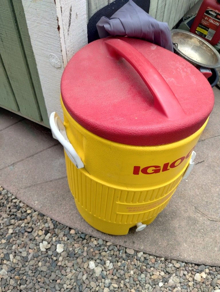 Igloo Cooler / Ice Chest With Drink Spout