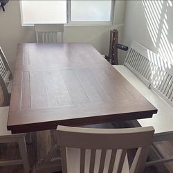 Jerome’s Handley Dining Set