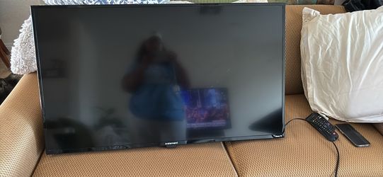 Tv 40” Element ROKU TV w wall mount brackets (no remote) w flaw