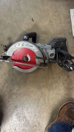 Worm drive black n decker saw