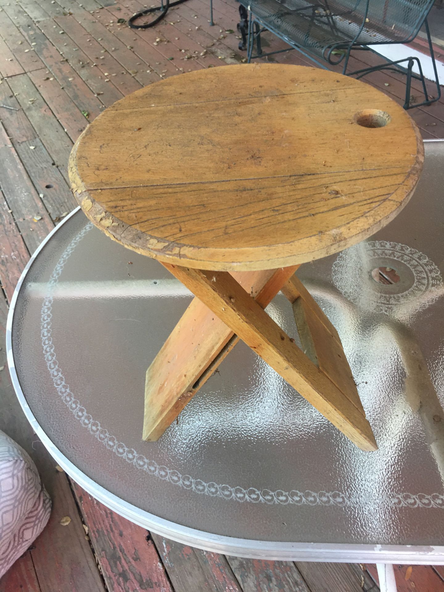 2 Free stools/mini table, needs restoration