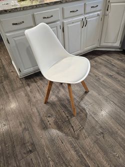 Set a four white kitchen chairs