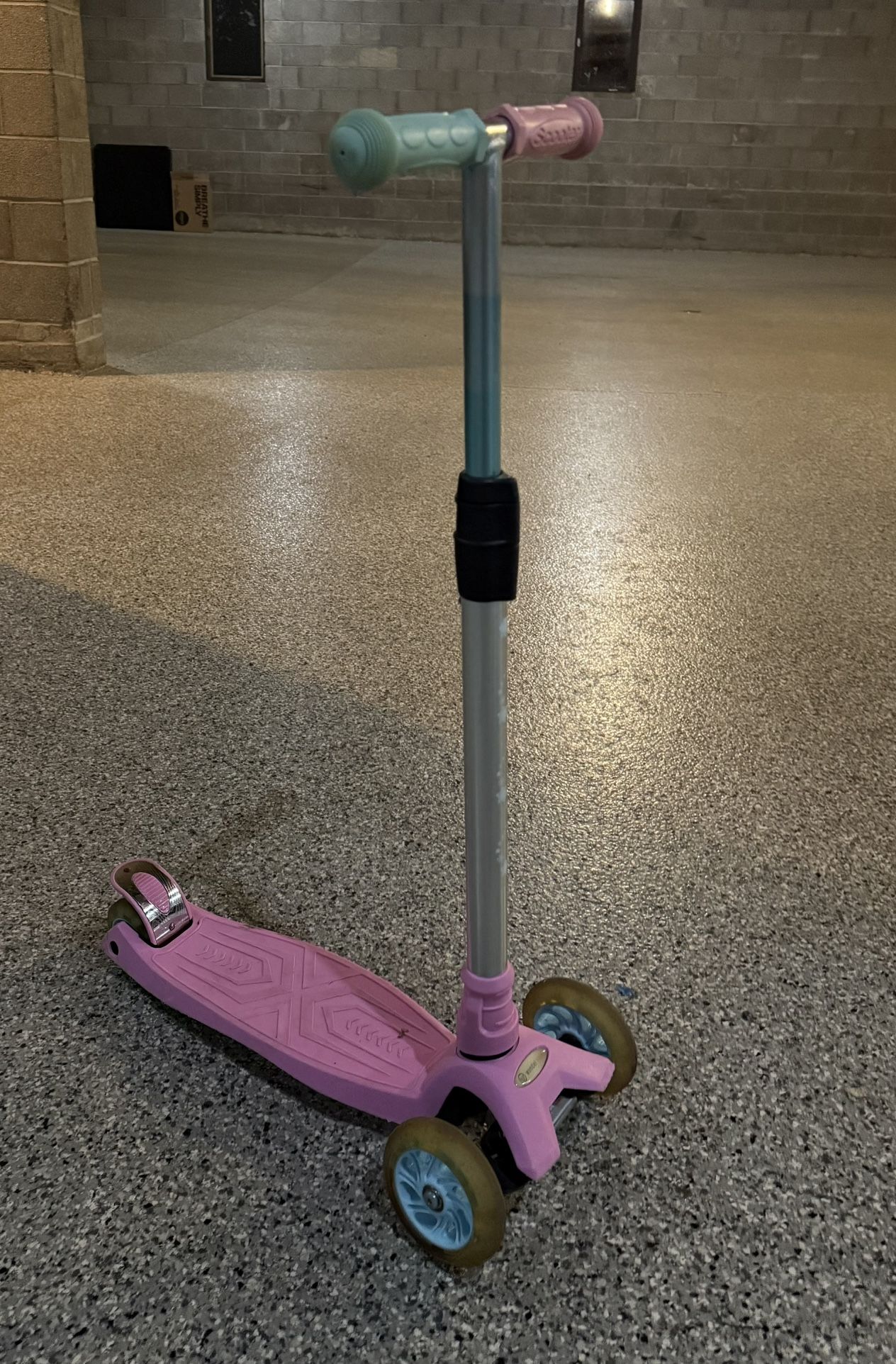 Wonder View 3 Wheel Scooter in Pink Color