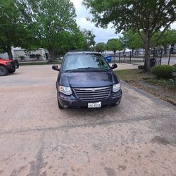 🚐 2007 Chrysler Town & Country – Runs Good – Clean Family Van
