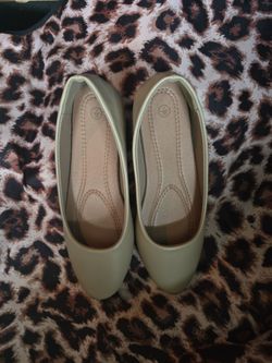 Women's flats nude