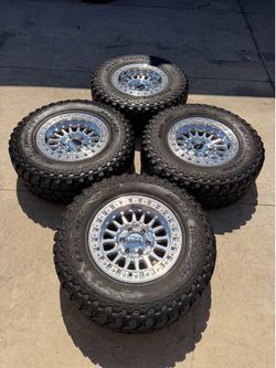KMC rims 17x8.5 6 lugs 33 inch tires