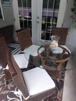 Out Door Dinning Table With 4 Chairs