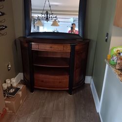 Beautiful Dinnett Table & Hutch 