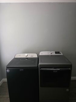 MAYTAG STAINLESS STEEL WASHER AND DRYER NOT MATCHING SET BOTH ELECTRIC CLEAN AND DESINFECTED DELIVERY AVAILABLE FOR EXTRA FEE