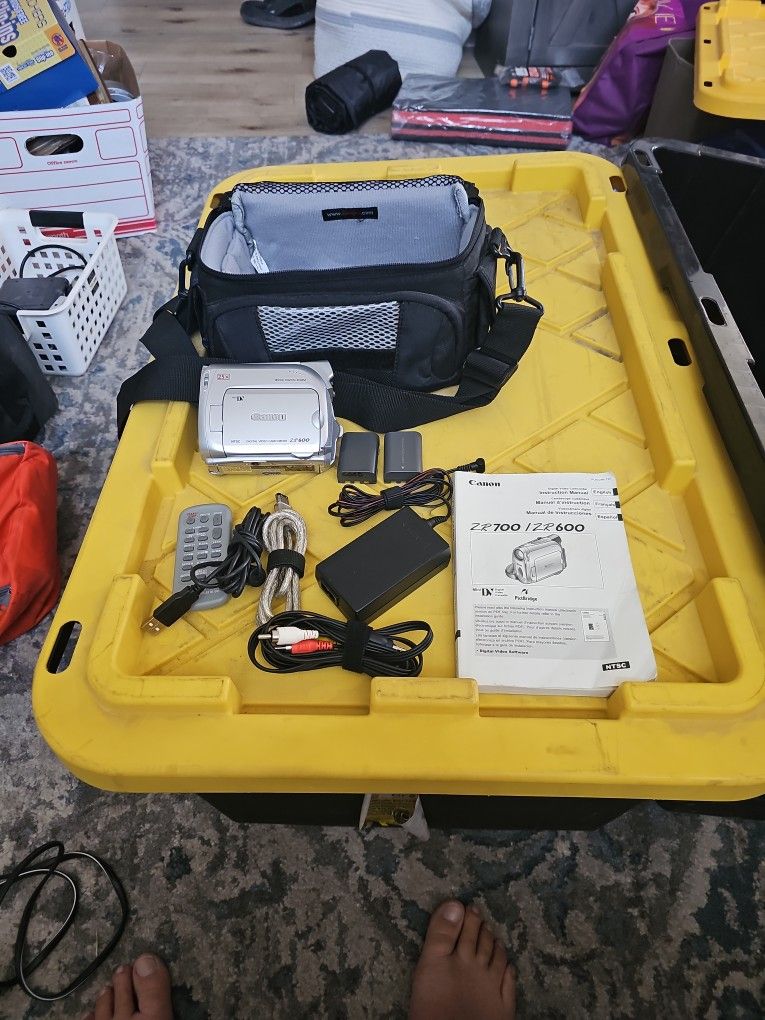 Canon ZR600
