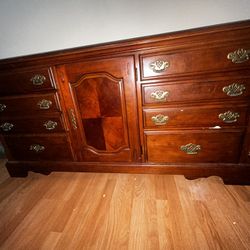 Vintage Solid Wood Dresser – 9 Drawers + Center Cabinet – Elegant & Sturdy