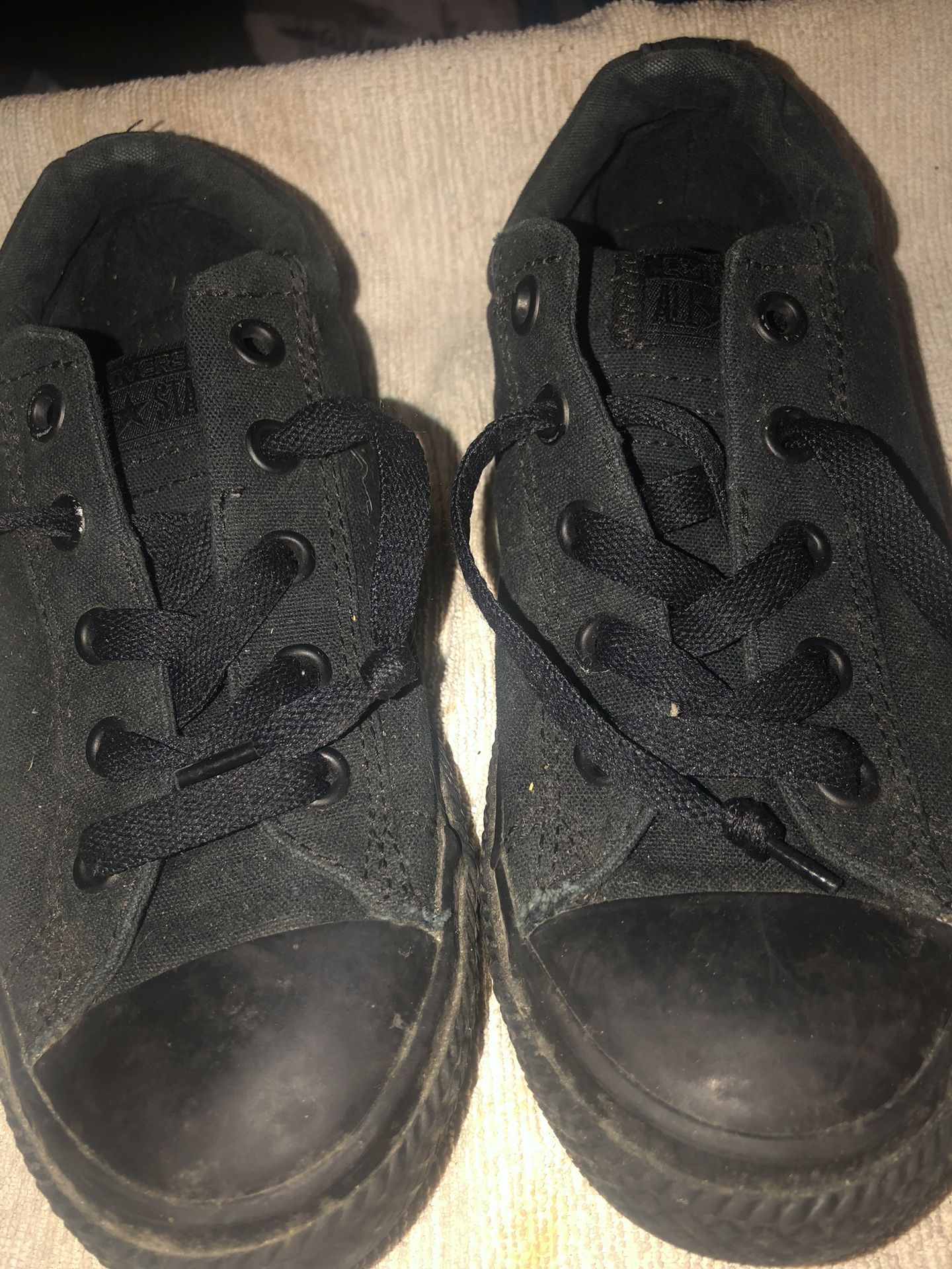 CONVERSE Low Top Black Youth Sneakers. Size 3 1/2Y
