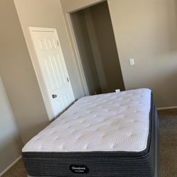 QUEEN BEAUTYREST PRESSURESMART MATTRESS AND FREE BOX SPRING