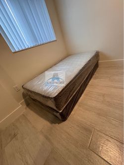Queen mattress regular set with box spring ( 2pc brand new)