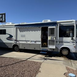 2003 Winnebago Sightseer 33L