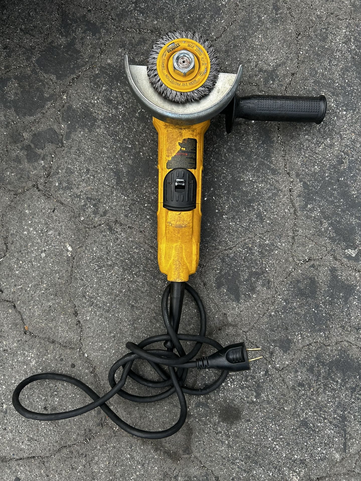 Dewalt Dwe412on 4 1/2” (115mm) Angle Grinder 120v AC/DC 9a 5/8” -11 50/60hz N12000/min (rpm)