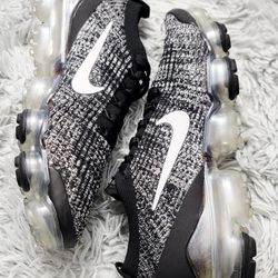 Size 8.5 Women's Nike Air Vapormax Flyknit 3 “Oreo” Black White AJ6910-001.
