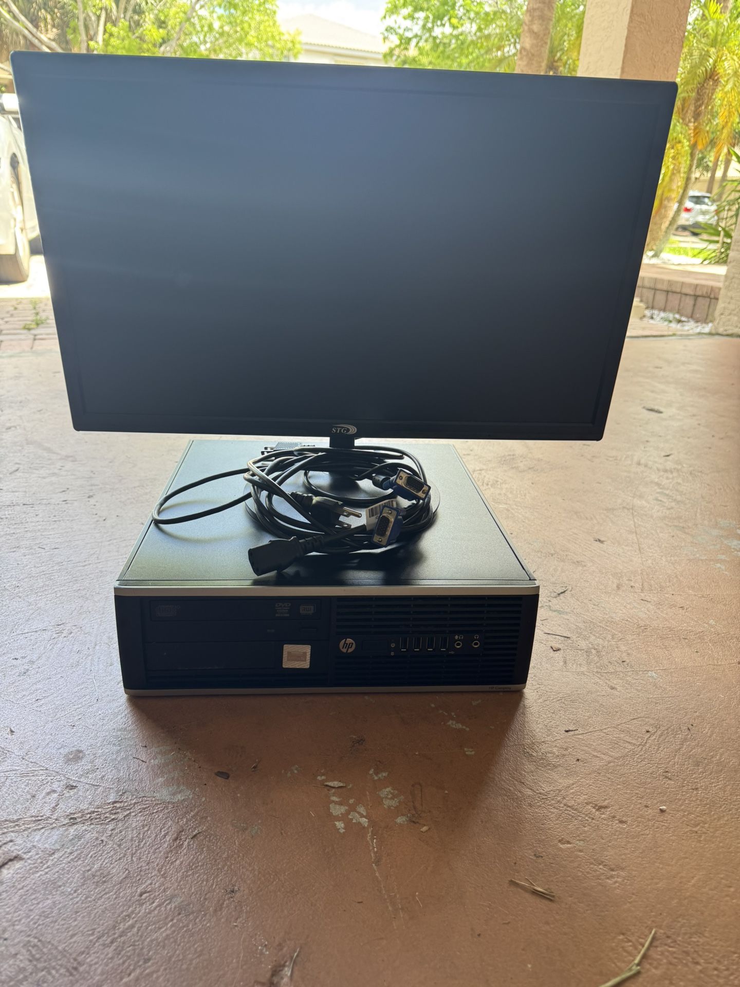 Desktop Computer With Monitor, Lighted Keyboard And Mouse