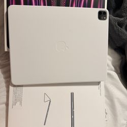 Apple iPad Pro 12.9" Wi-Fi - 6th Generation M2 256g Full box + Case Smart Folio like new