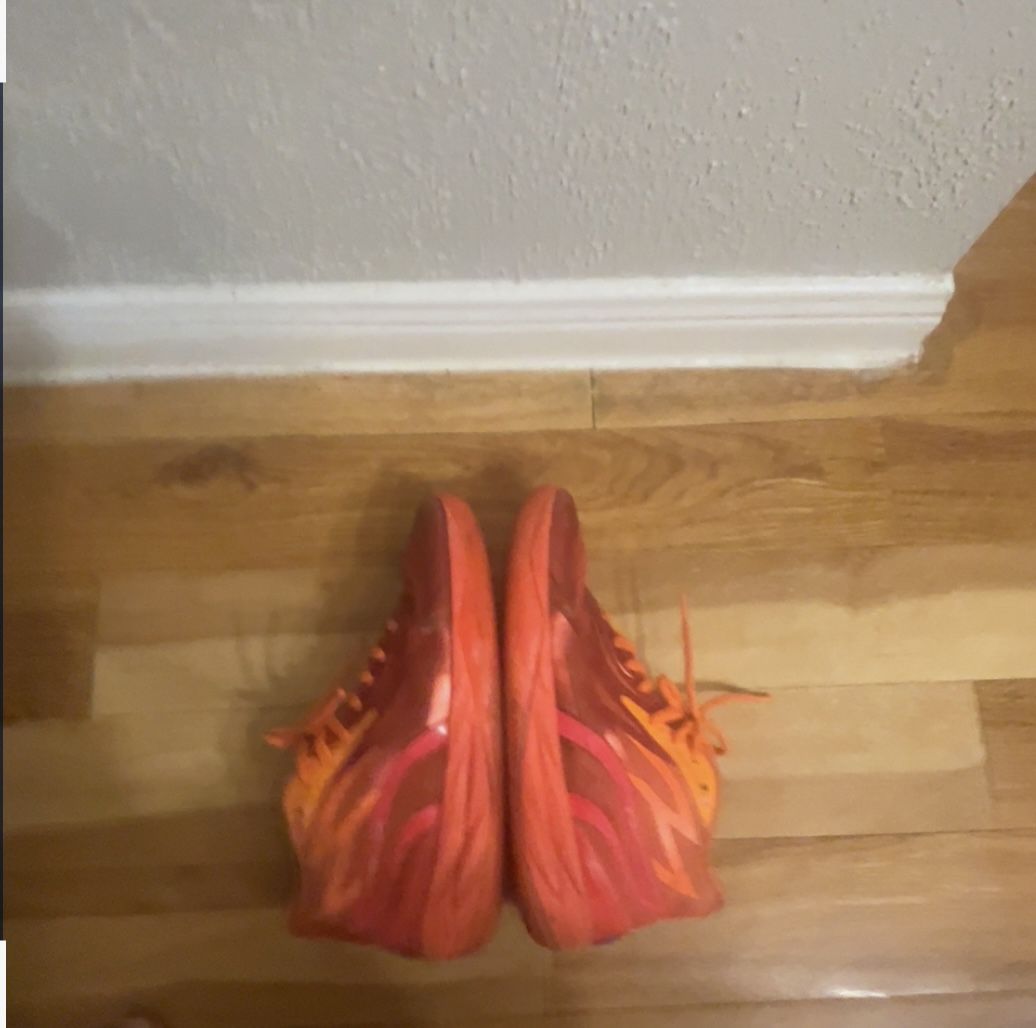 LaMelo supernova basketball shoes 9.5m