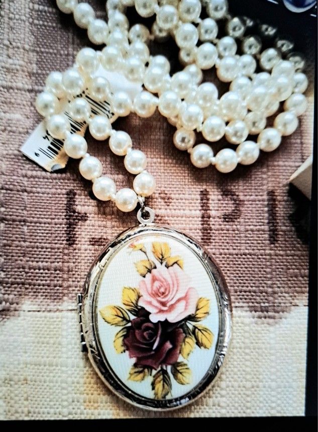 Vintage 1928 Brand Pearl Necklace With Rose Locket