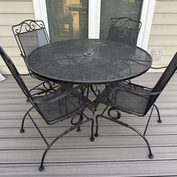 Patio round table and 4 chairs