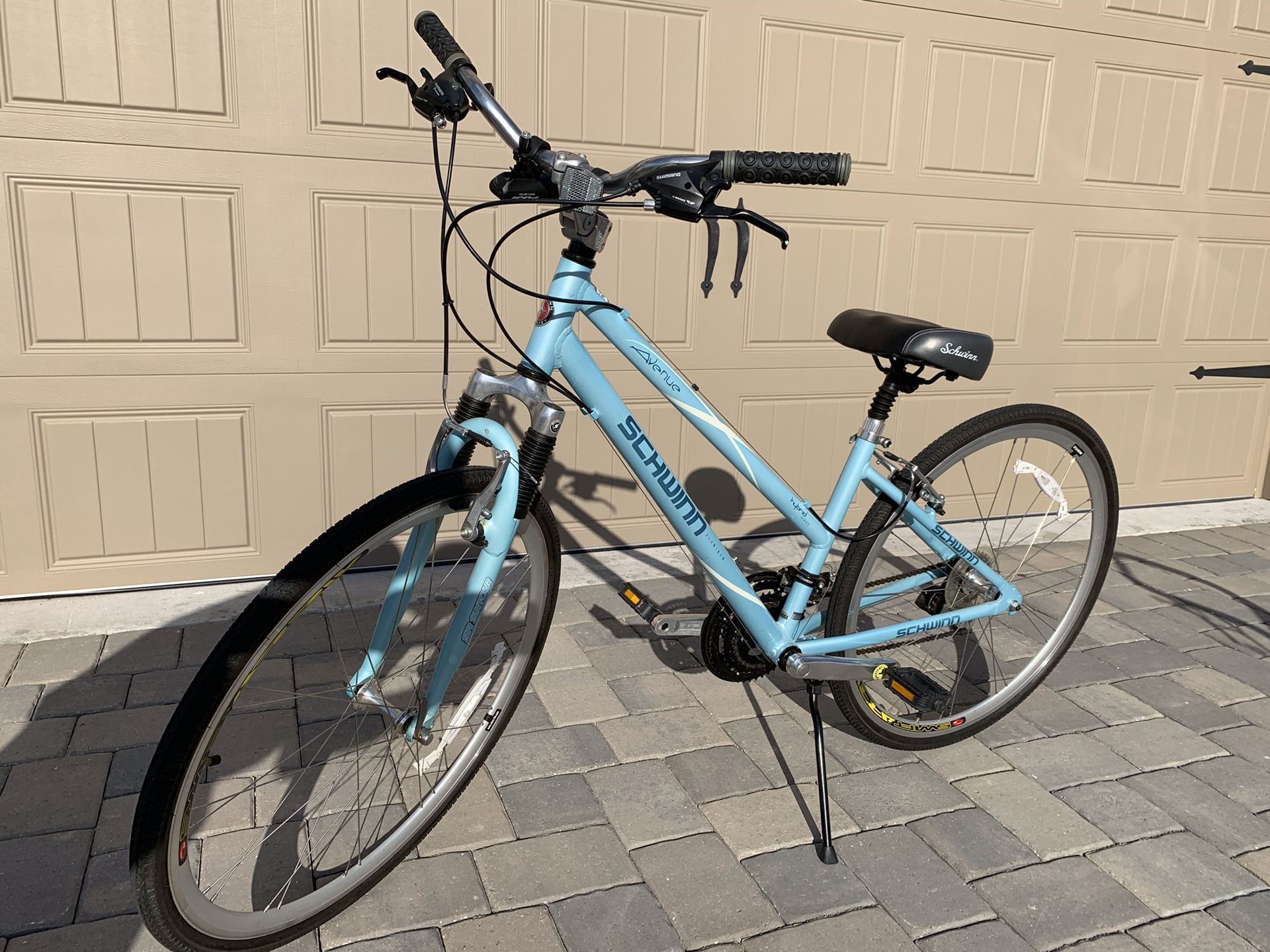 Schwinn 28” SR Suntour Avenue Hybrid bicycle