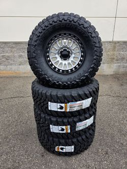 17" KMC w/ 35" Toyo MT tires