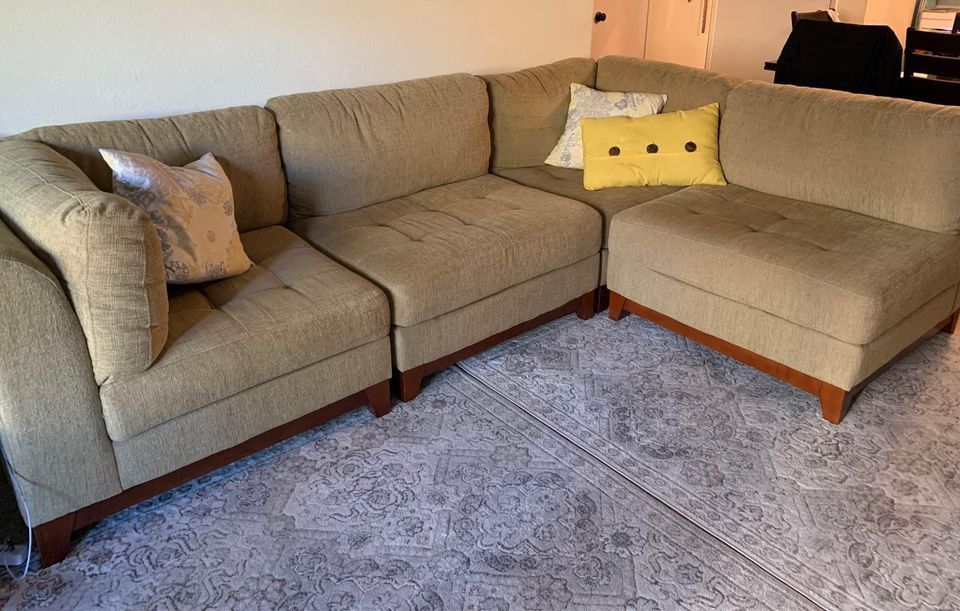 Beautiful Ran Couch In Excellent Condition (delivery Available )