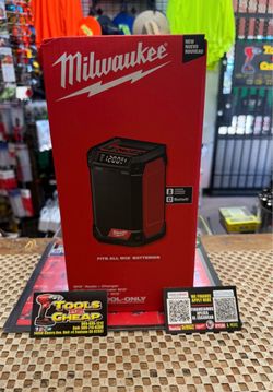 Milwaukee M12 12-Volt Lithium-Ion Cordless Bluetooth/AM/FM Jobsite Radio