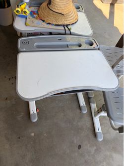 Kids Adjustable Desk With Chairs.