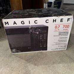 MAGIC CHEF 0.7 Cu. Ft. 700 Watts