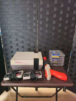 Nintendo Entertainment System (NES) Console With 7 Games, Gun, 2 Controllers and all cables