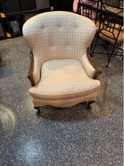 Beautiful, beige accent chair, Victorian style