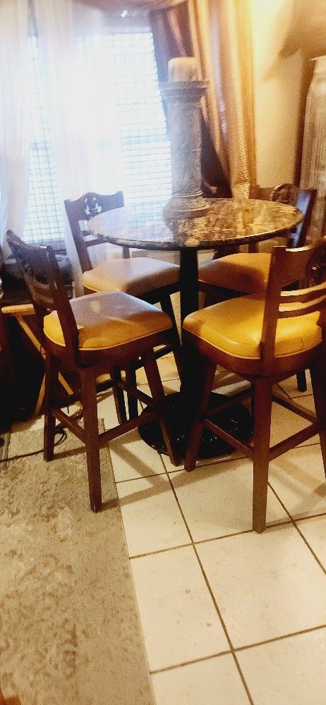 Pub Table/4 Swivel Bar Stools