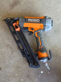 RIDGID R250AFF 15-Gauge Angled Finishing Nail Gun (Reconditioned)