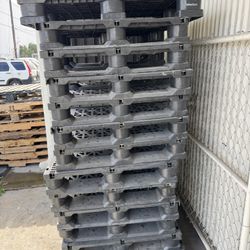Heavy Duty Plastic Pallets 40”x32”