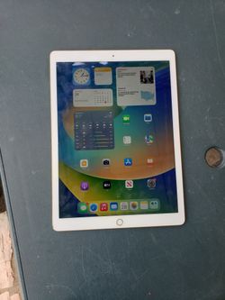 128GB The Biggest IPAD pro 12.9 Gold Edition all works 100% come with case & Charger. No cracks. $220! Firm Yes $220!. Can be delivered. Trade are wel