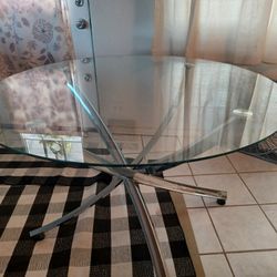 Beautiful Rpund Glass Table With Chrome Legs