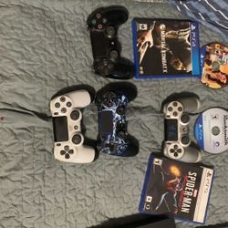 ps4 with games and 4 controllers and with all the Cable