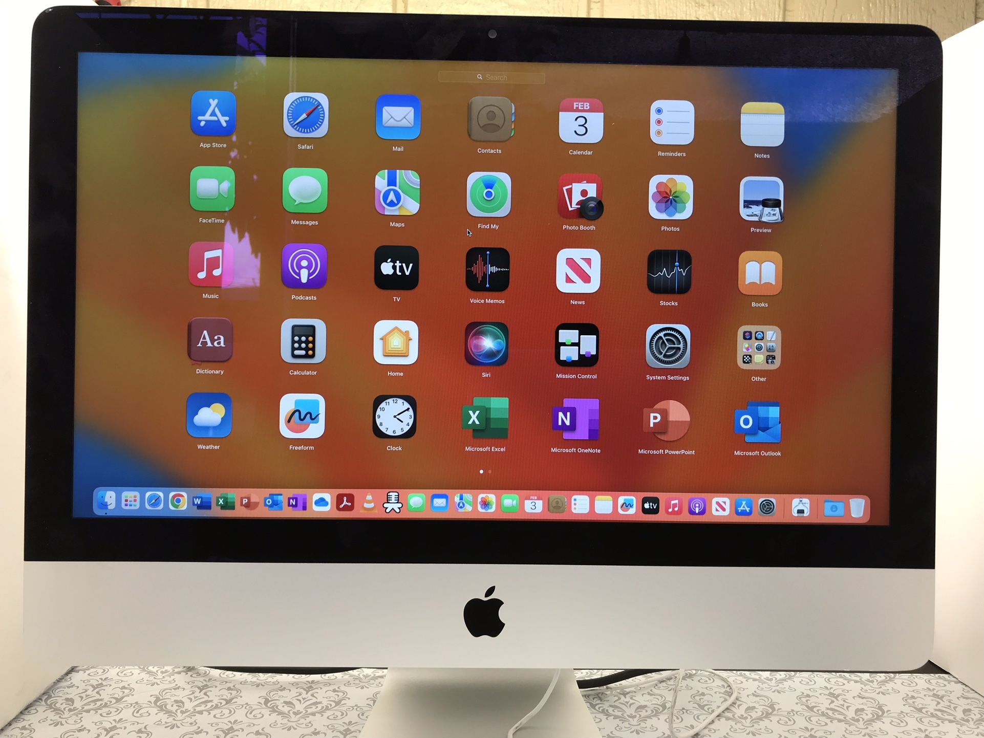 ** Apple iMac 21.5" 2017 w/ Microsoft Office ** *macOS Ventura Version 13.7.3 **Price $240**